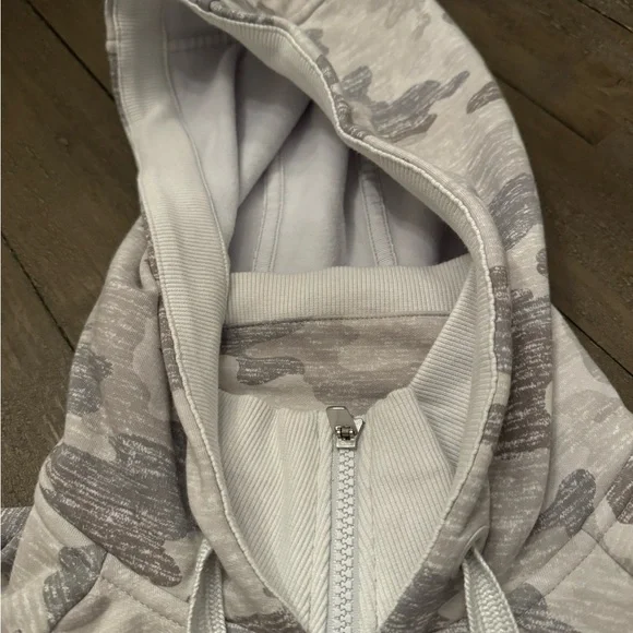 NWT Athleta Triumph Printed Hoodie - Medium - Picture 5 of 13